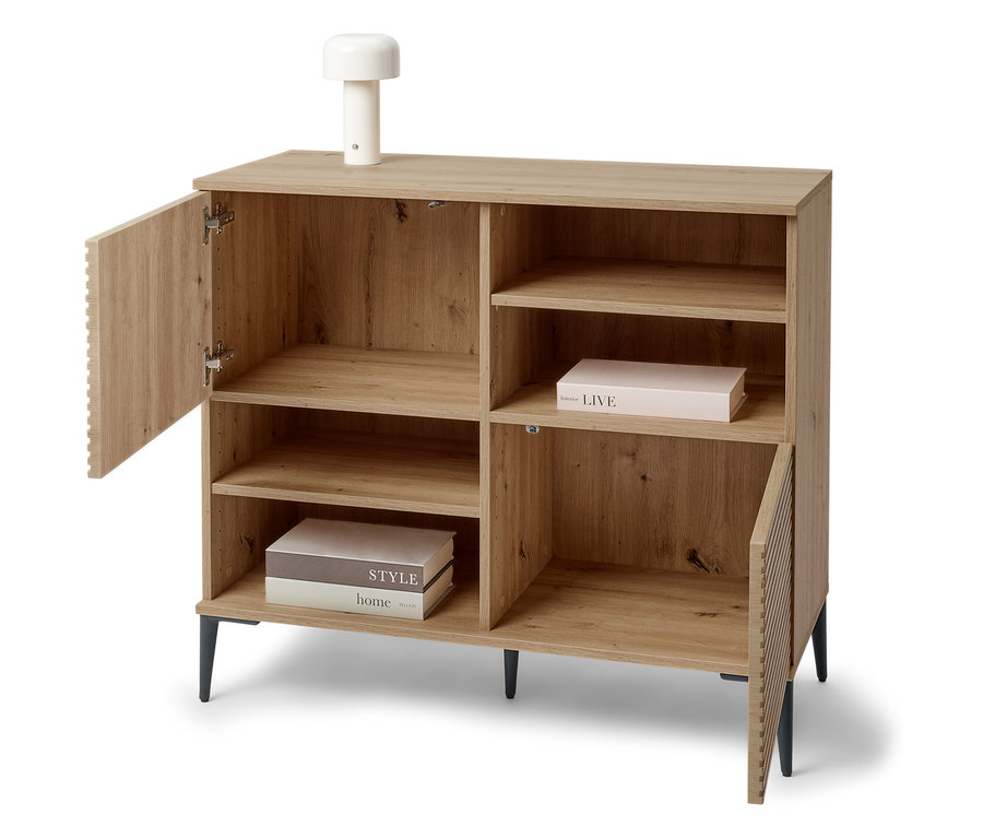 Offener Holzschrank mit Regalen und Büchern darin und einer Lampe oben drauf.