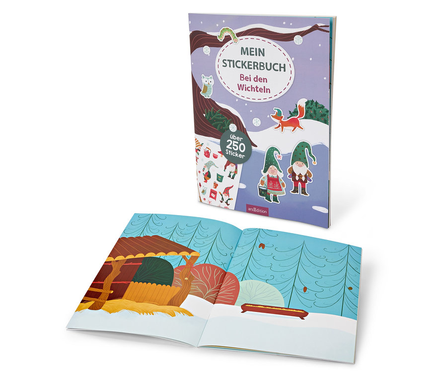 Zwei Stickerbücher, eines geschlossen und eines geöffnet, zeigen eine Winterlandschaft.