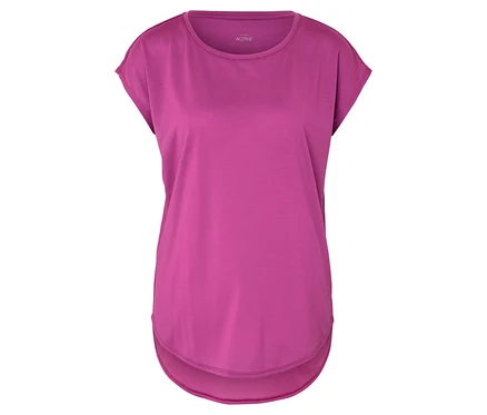 Ein pinkfarbenes Activewear-T-Shirt liegt auf einem weißen Hintergrund.