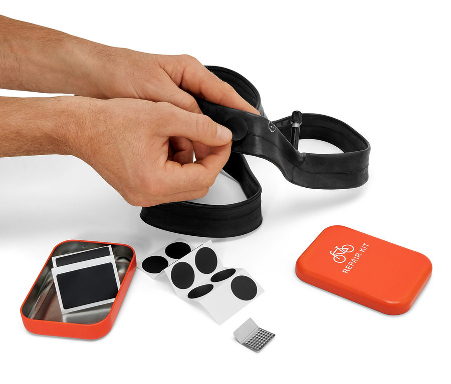 Mann repariert einen Fahrradschlauch mit einem Fahrrad-Reparatur-Set.