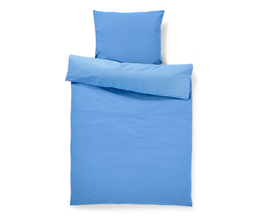 Blaue Renforcé-Bettwäsche in Normalgröße mit gestreifter Bordüre und Kissen.