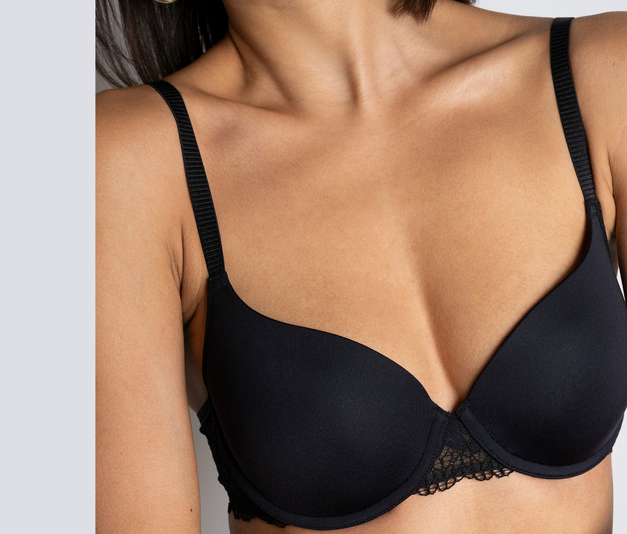 Oberkörper einer Frau, die einen schwarzen Passionata T-Shirt-BH »Nina« trägt.