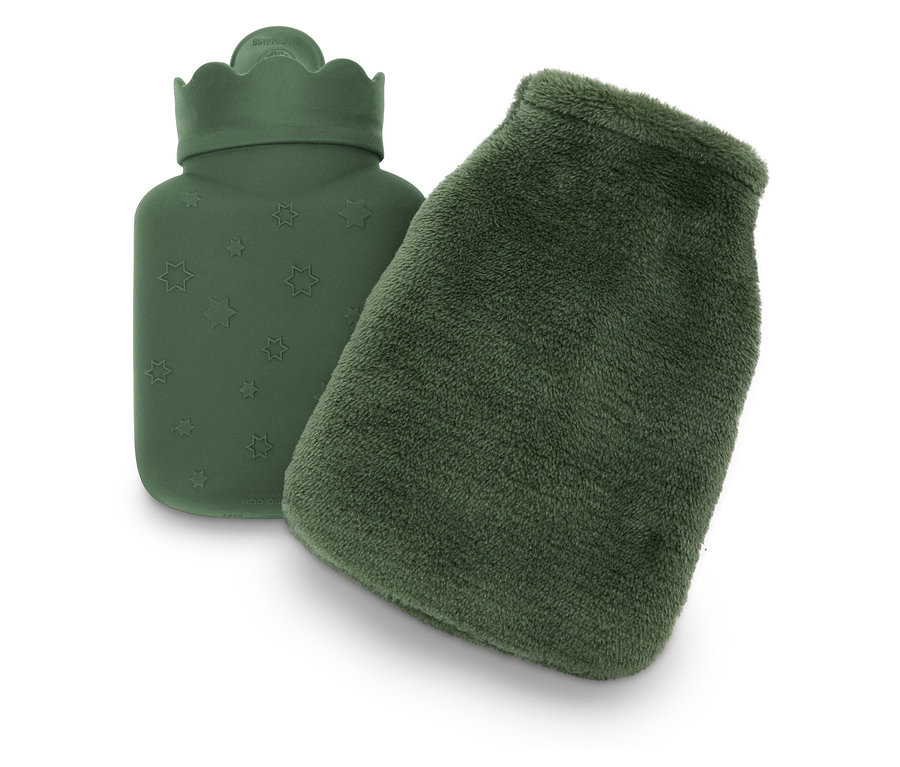 Eine grüne Gummi-Wärmflasche mit Sternen und ein grüner Plüschbezug.