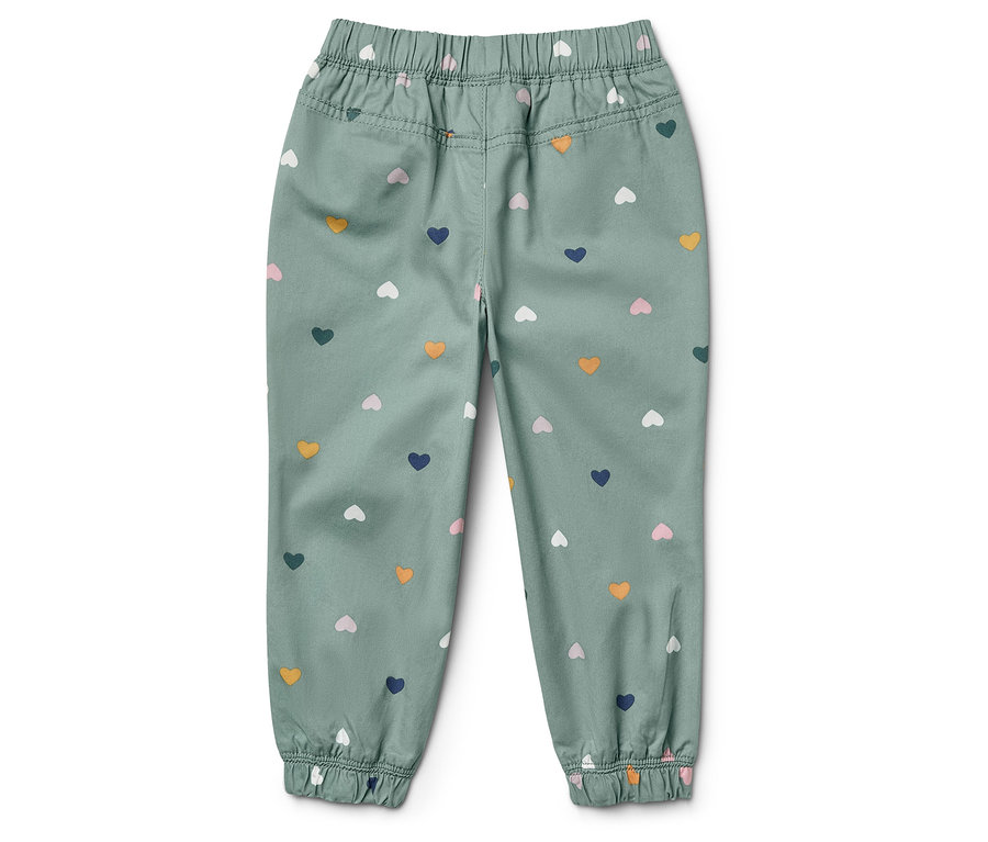 Grüne Hose mit Herzmuster.