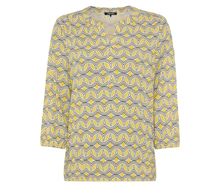 Gelbe Bluse mit geometrischem Muster.