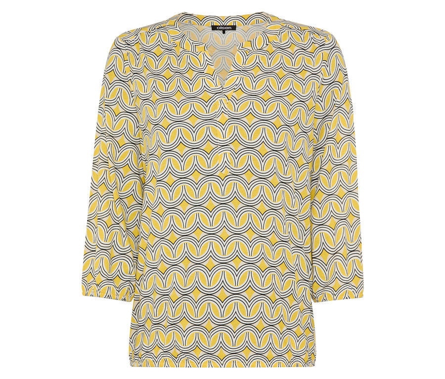 Gelbe Bluse mit geometrischem Muster.