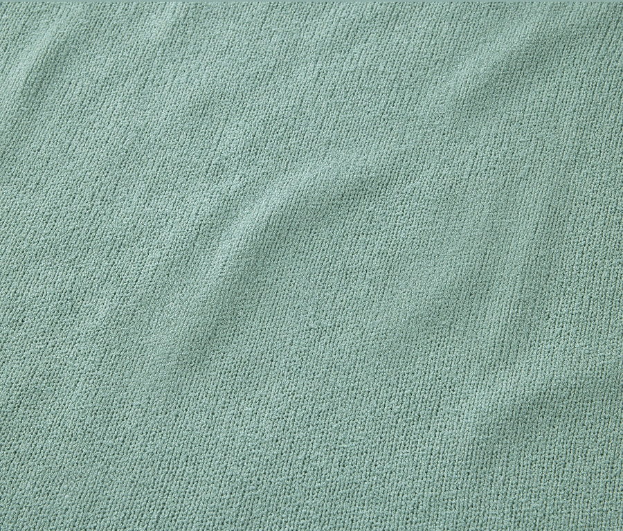 Detailaufnahme eines strukturierten Shirts in Salbei.