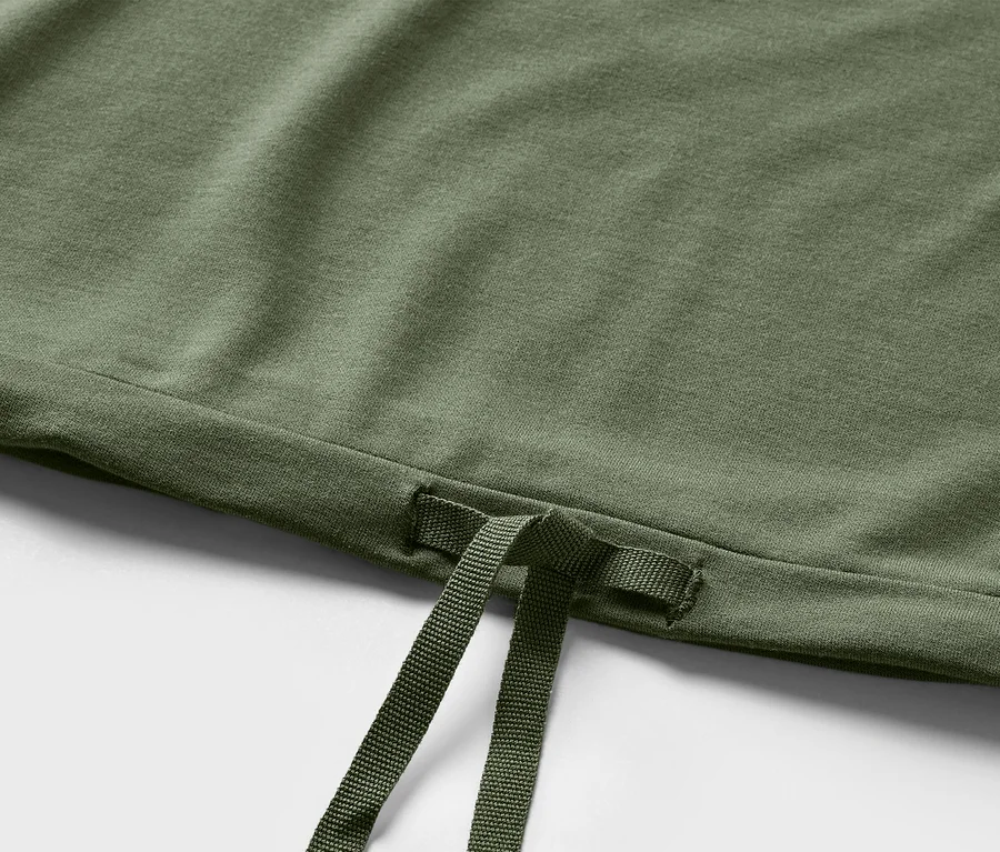 Detailaufnahme eines olivgrünen Stoffes mit Kordelzug.