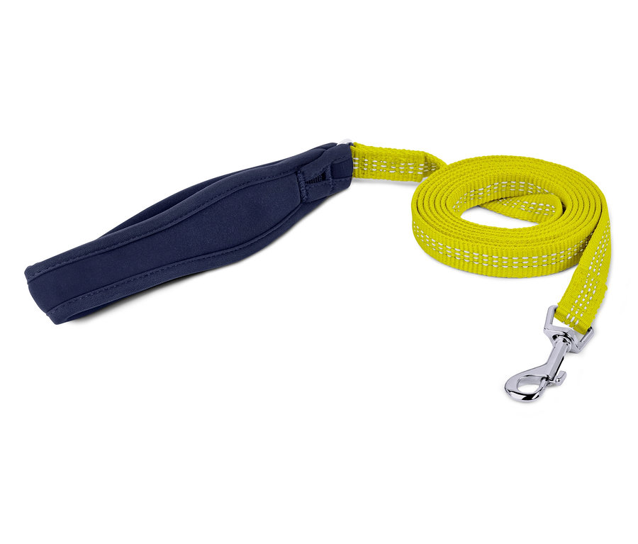 Gelbe Hundeleine mit blauem Griff auf weißem Hintergrund.