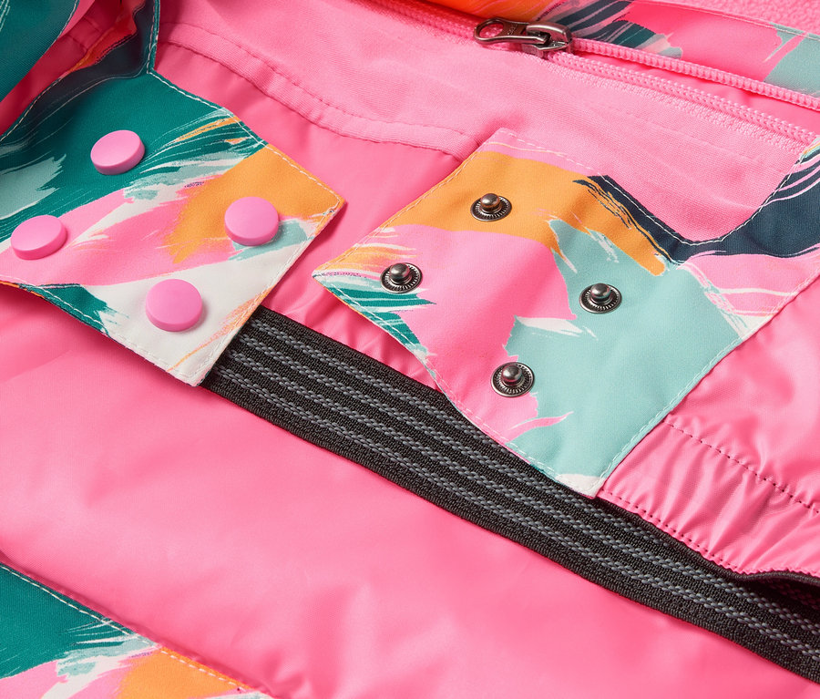 Detail einer Jacke mit rosa Futter, bunten Mustern und Druckknöpfen.