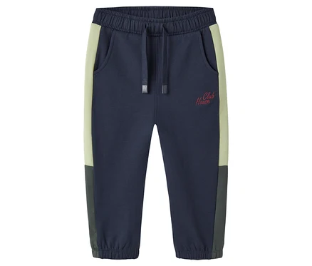 Die marineblaue NAME IT Sweathose mit Colorblock-Design liegt vor einem weißen Hintergrund.