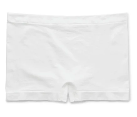 Weiße Boy-Shorts liegen flach auf einer weißen Oberfläche.