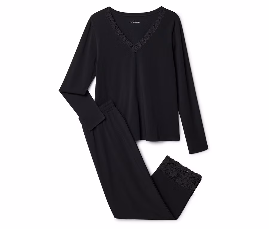 Schwarzer Pyjama mit langärmligem Oberteil mit V-Ausschnitt und Spitzenbesatz sowie passender Hose mit Spitzenbesatz am Beinabschluss.