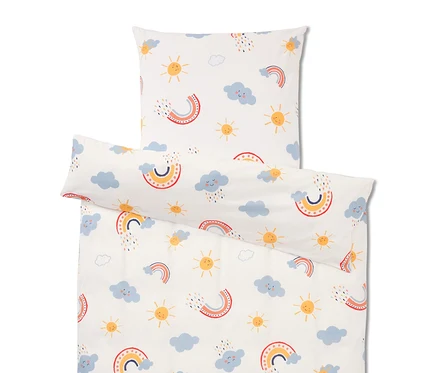 Bettwäsche-Set mit wiederholtem Muster aus Regenbögen, Wolken und Sonnen auf weißem Hintergrund.