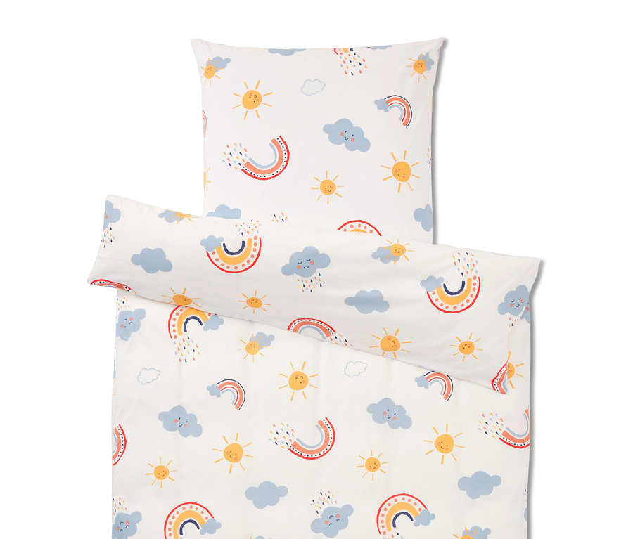 Bettwäsche-Set mit wiederholtem Muster aus Regenbögen, Wolken und Sonnen auf weißem Hintergrund.