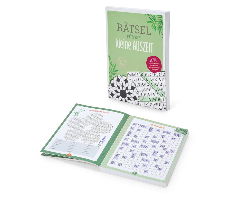 Aufgeschlagenes »Rätsel für die kleine Auszeit« Buch mit Kreuzworträtseln und Wortsuchspielen.