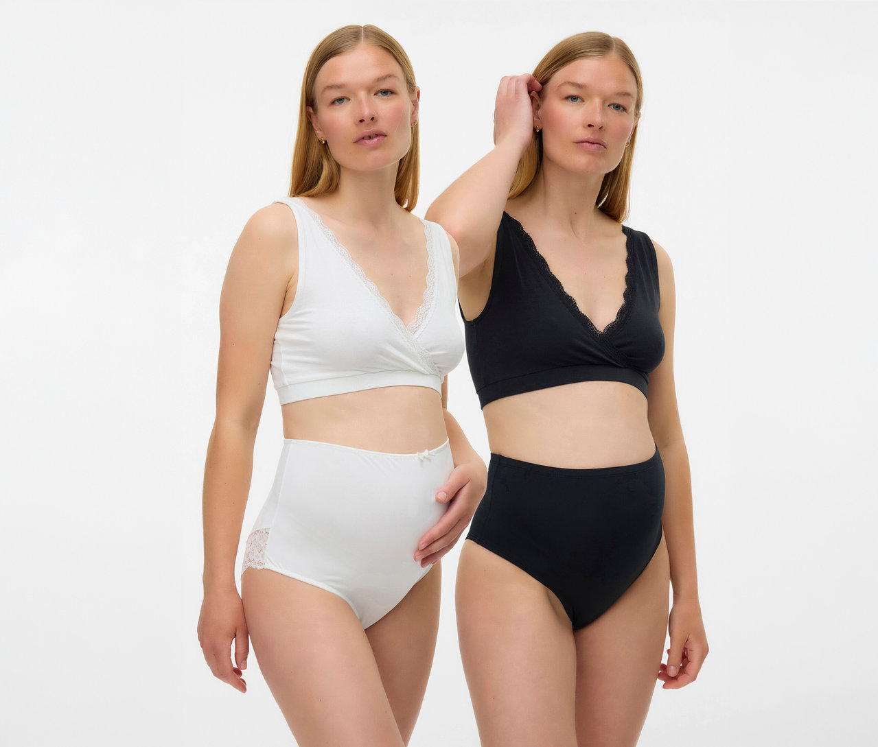 Zwei Frauen tragen MAMALICIOUS 2er Pack Schwangerschafts-BH »MLHELENA« in Schwarz und Weiß mit passenden hochtaillierten Slips.