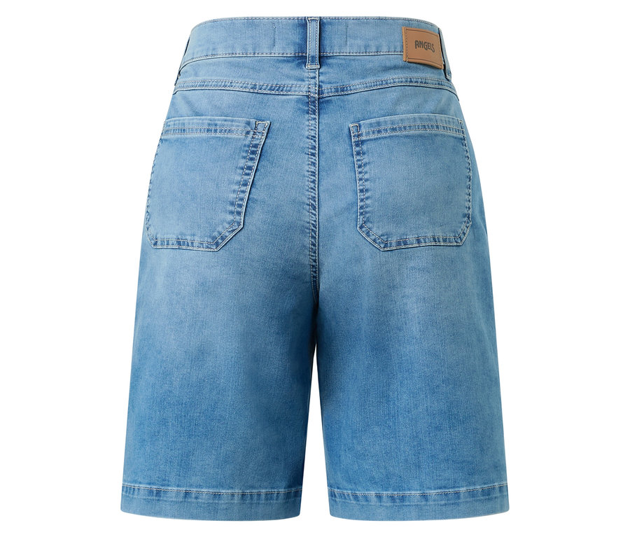Rückansicht einer hellblauen Jeans-Bermuda-Hose mit zwei Gesäßtaschen und einem braunen Etikett am Bund.