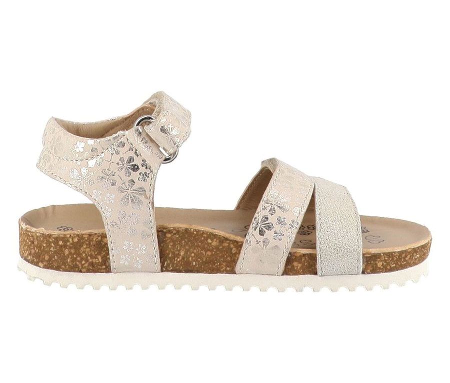 Eine einzelne LURCHI Mädchen-Sandale »Beo« in Hellbeige mit silbernen Blumenmustern, von der Seite gezeigt. Sie hat zwei Riemen über dem Fuß, einen verstellbaren Knöchelriemen mit Schnalle und Klettverschluss, eine Kork-Optik-Zwischensohle und eine weiße, geriffelte Laufsohle.