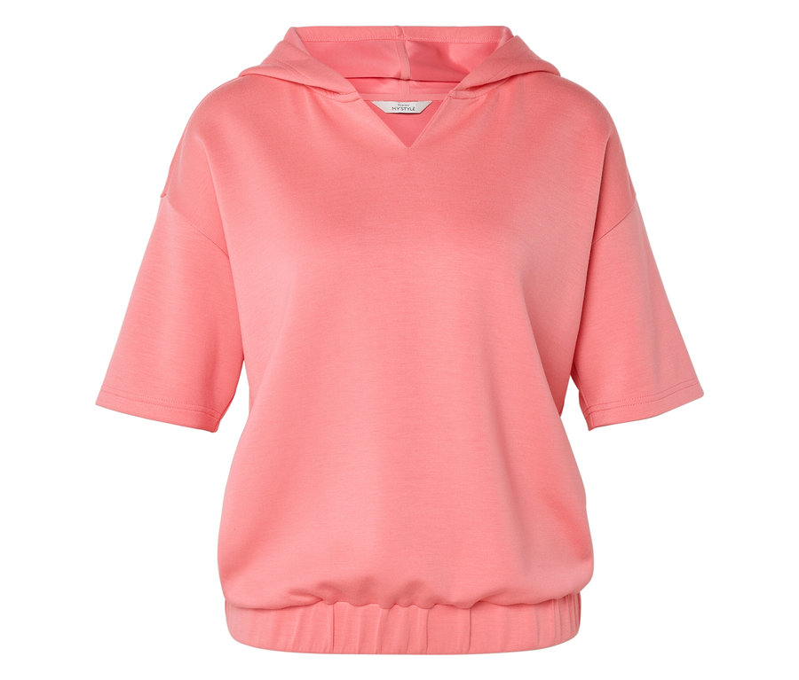 Ein korallenfarbener Kapuzenpullover mit kurzen Ärmeln ist vor einem weißen Hintergrund zu sehen.