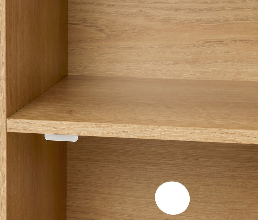Nahaufnahme eines hellbraunen Holzregals mit einer weißen Seitenwand und einem Loch für Kabel.