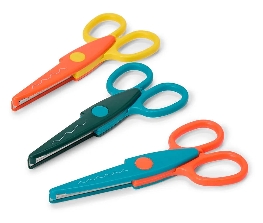 Drei Zickzack-Scheren in Gelb/Orange, Grün/Blau und Blau/Orange liegen auf einem weißen Hintergrund.