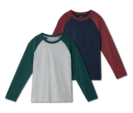 Zwei langärmelige Raglan-T-Shirts liegen übereinander. Das vordere Shirt ist grau mit dunkelgrünen Ärmeln, das hintere ist dunkelblau mit weinroten Ärmeln.