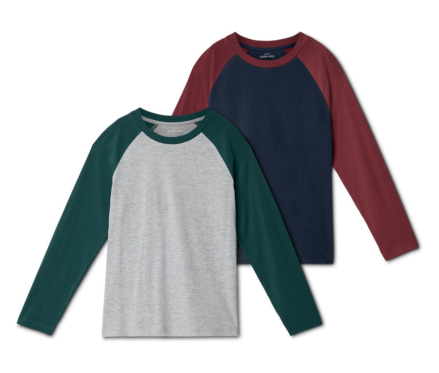 Zwei langärmelige Raglan-T-Shirts liegen übereinander. Das vordere Shirt ist grau mit dunkelgrünen Ärmeln, das hintere ist dunkelblau mit weinroten Ärmeln.