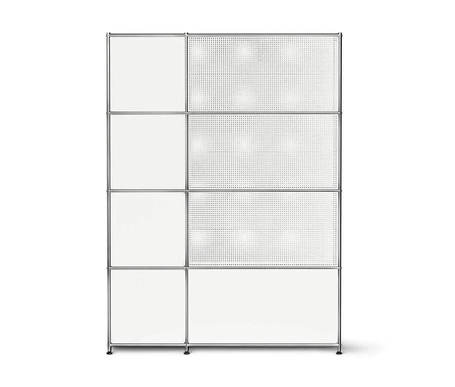 Weißes modulares Regalsystem mit Chromrahmen. Die linke Spalte hat vier weiße, geschlossene Paneele. Die rechte Spalte hat oben drei weiße, perforierte Paneele und unten ein geschlossenes Paneel.