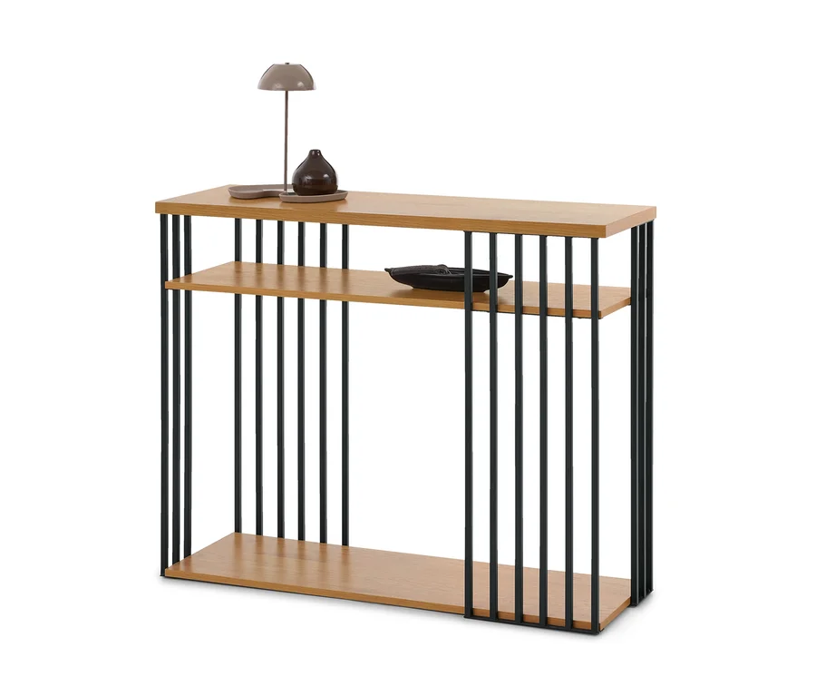 Helles Holz-Konsolentisch mit schwarzen vertikalen Metallstangen. Auf der oberen Ablage stehen eine kleine graue Lampe und eine dunkelbraune Vase auf einem Tablett. Eine dunkle Dekoschale befindet sich auf der mittleren Ablage.
