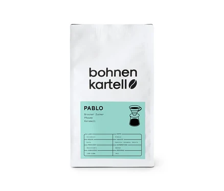 Weiße Packung bohnenkartell - Pablo Filterkaffee - 250 g Ganze Bohne mit Infos zu Karamell, Pflaume und braunem Zucker.