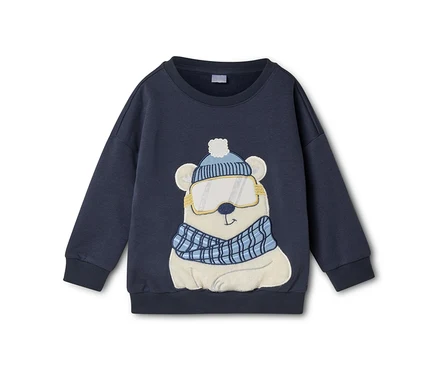 Marineblaues Sweatshirt mit einem weißen Eisbären-Design, der eine hellblaue Mütze, eine gelbe Skibrille und einen blau karierten Schal trägt.