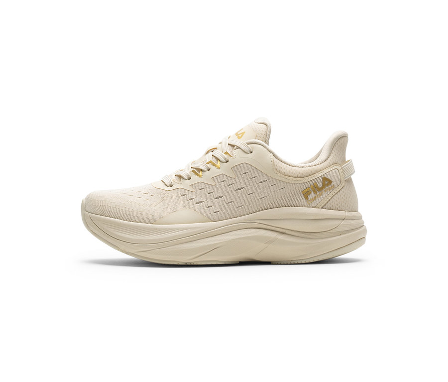 Ein einzelner hellbeiger Sportschuh mit dicker Sohle und Mesh-Obermaterial. Goldene „FILA“-Logos befinden sich an der Seite und auf der Zunge.