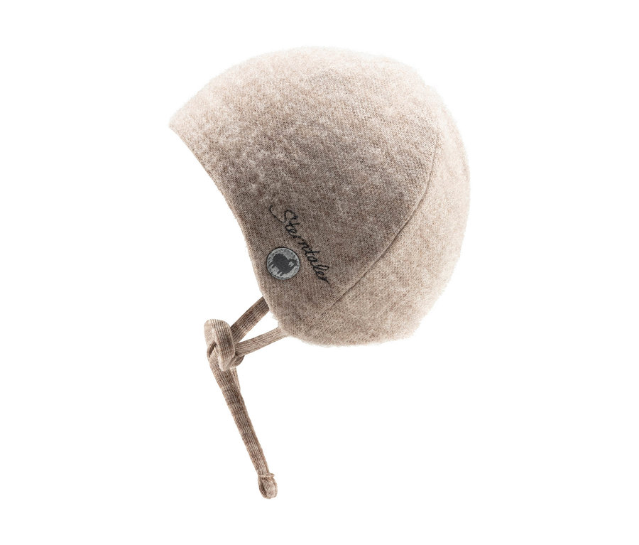 Hellbeige Strickmütze für Babys mit Ohrenklappen und Bindebändern. Seitlich ist ein Sterntaler-Logo mit Schaf zu sehen.