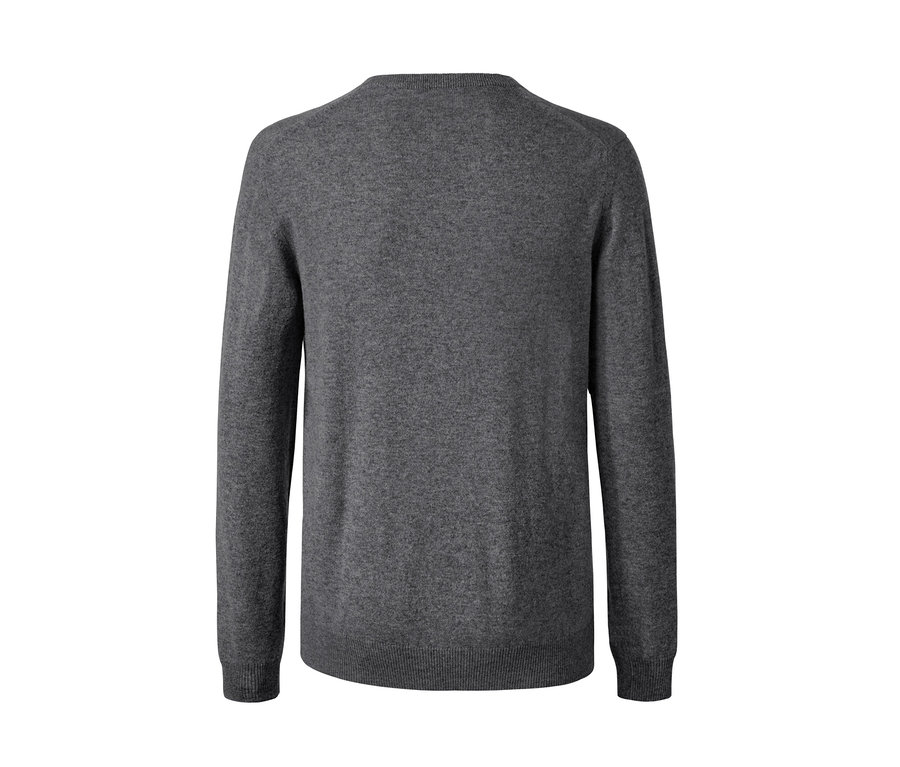 Detailansicht eines grauen Cashmere-Pullovers mit Rundhalsausschnitt.