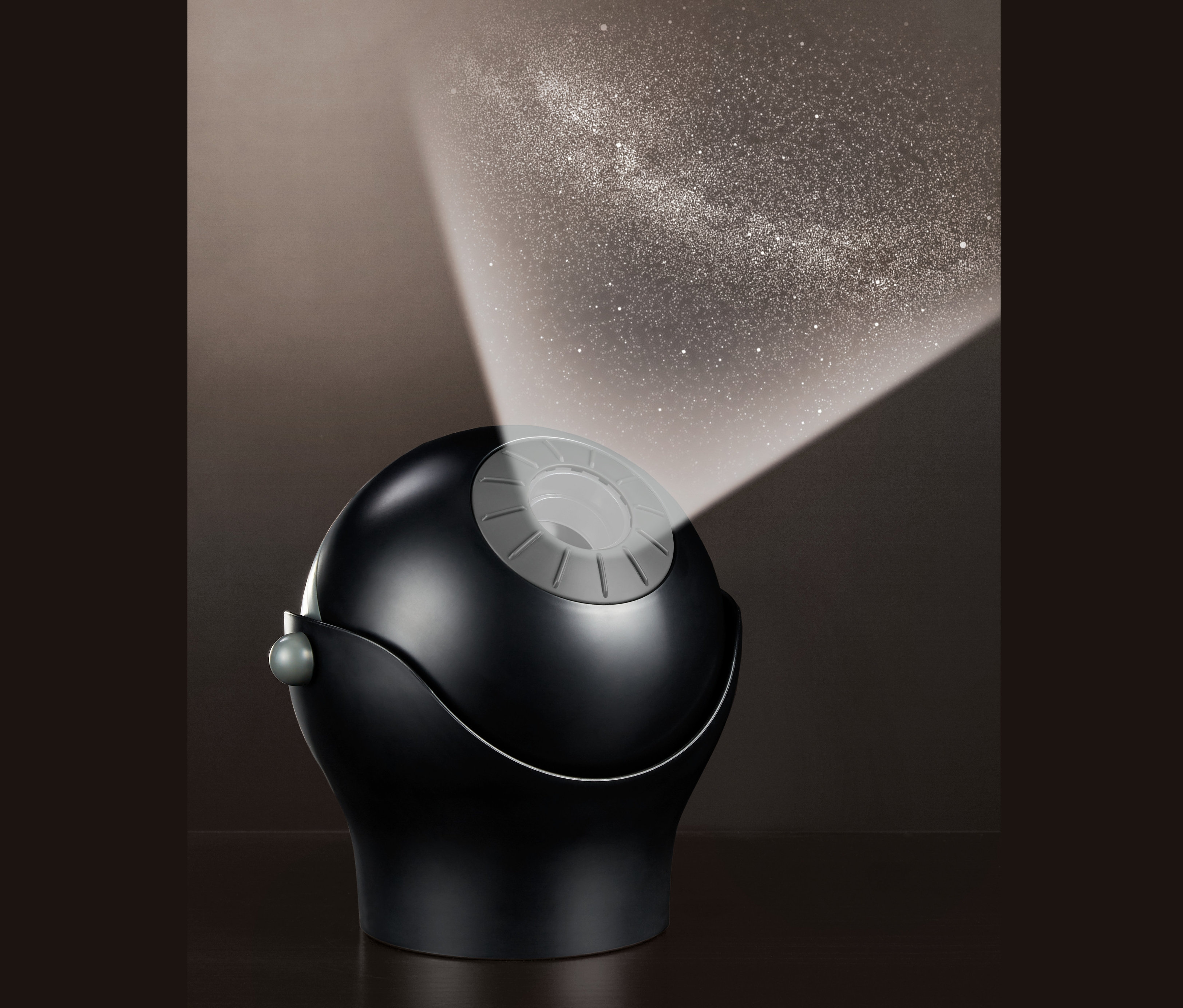 Schwarzes Home-Planetarium projiziert Sterne an die Wand.