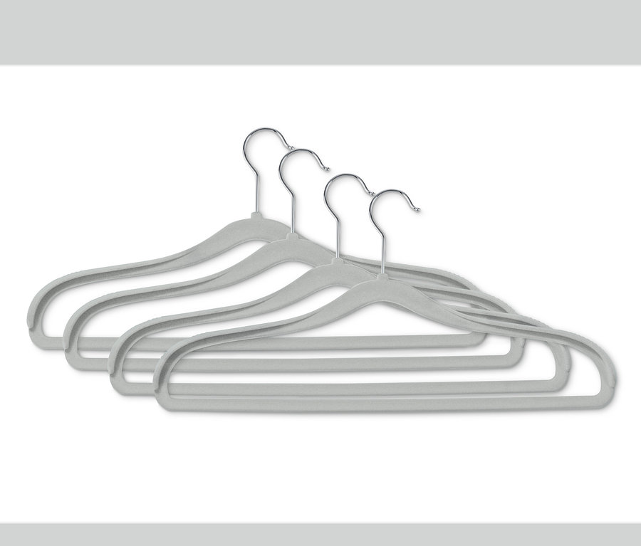 Vier Kleiderbügel mit Schulterverstärkung.