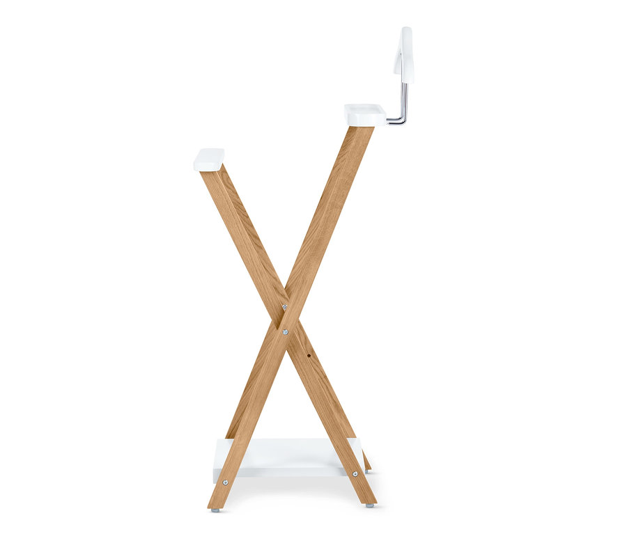 Seitenansicht eines Kinderhochstuhls mit hellem Holzrahmen und weißem Sitz.