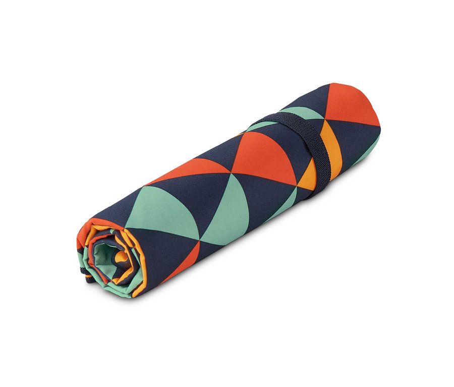 Ein mehrfarbiges Outdoor-Handtuch, ca. 50 x 100 cm, ist zusammengerollt.