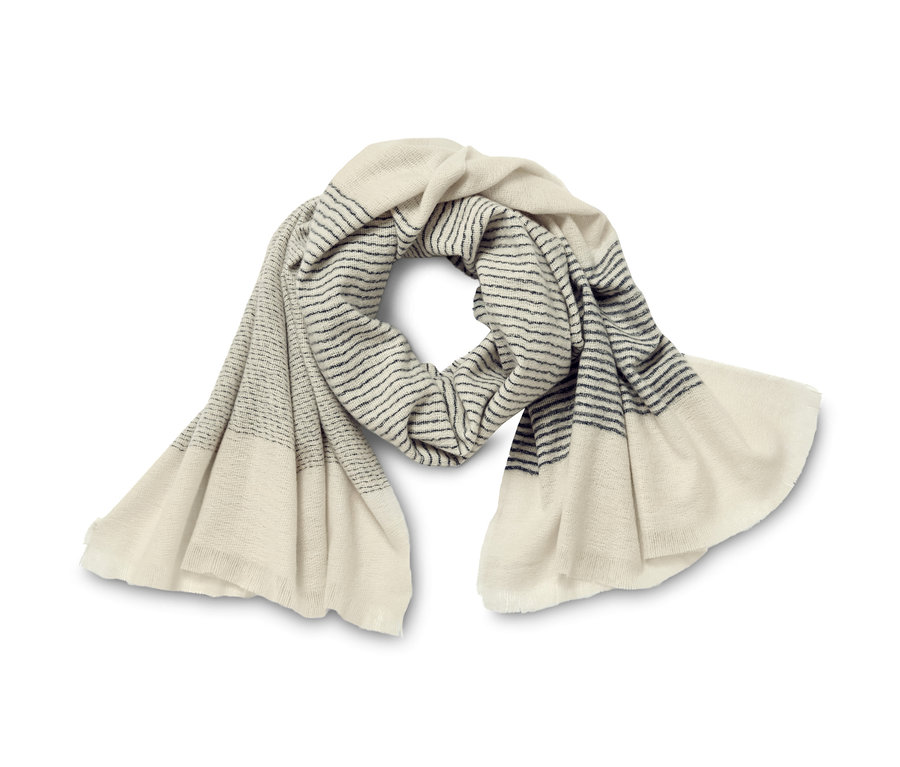Beiger, gestreifter Webschal.