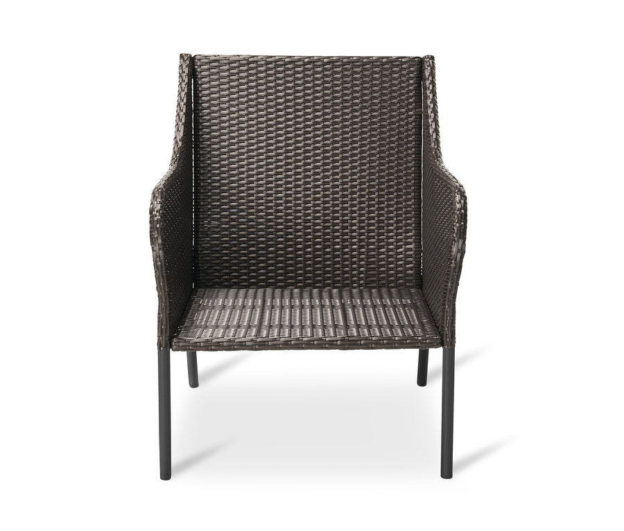 Loungesessel mit Polyrattangeflecht auf weißem Hintergrund.