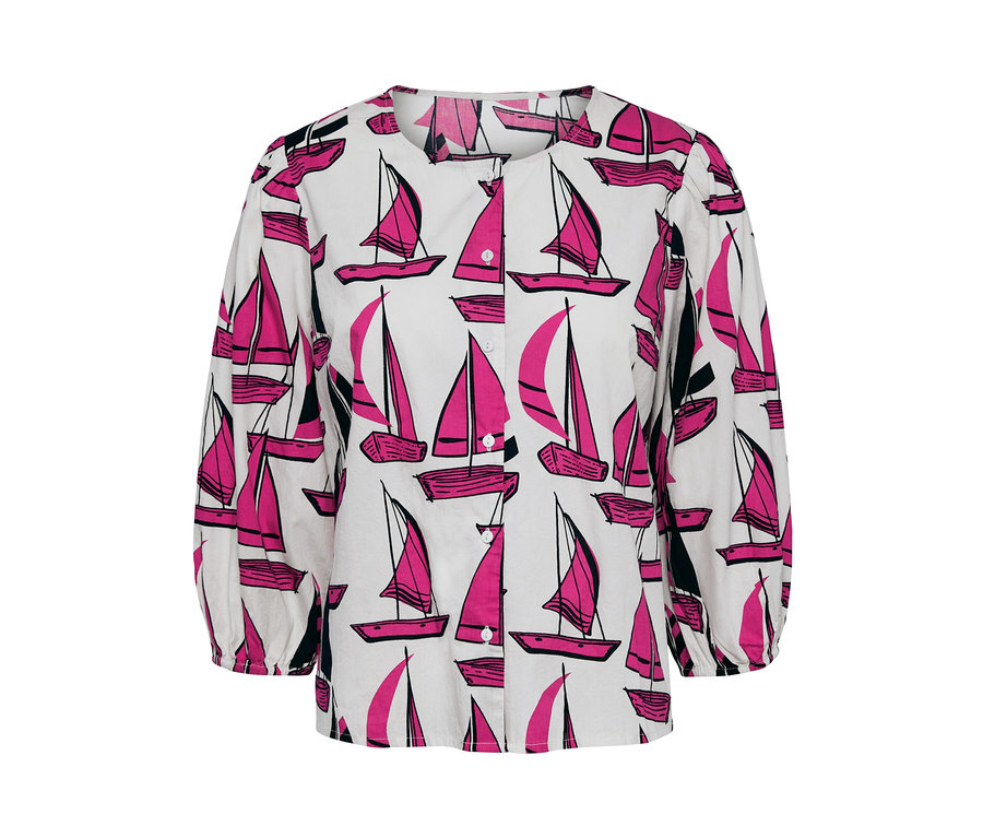 Bluse mit Print von pinken Segelbooten auf weißem Grund.