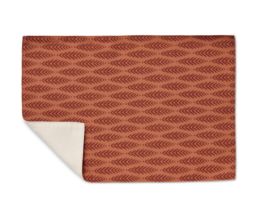 Detailansicht eines Wende-Platzsets mit Fischgrätenmuster in Terrakotta.