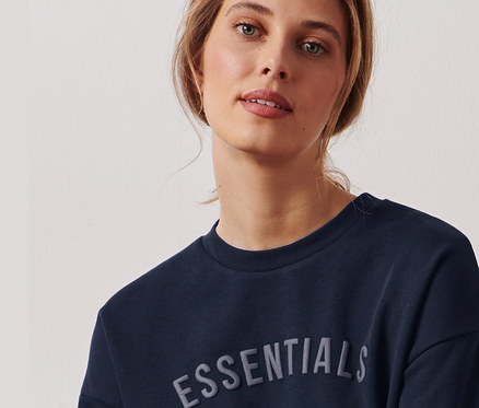 Frau trägt ein dunkelblaues Sweatshirt.