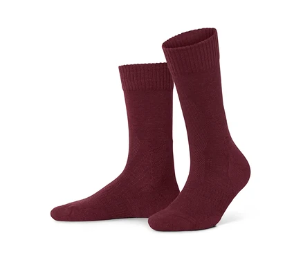Zwei bordeauxrote Thermosocken mit RWS-zertifizierter Wolle.