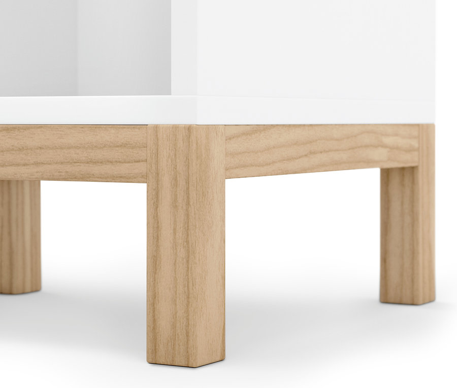 Detailaufnahme eines Bad-Sideboards mit Holzfüßen.