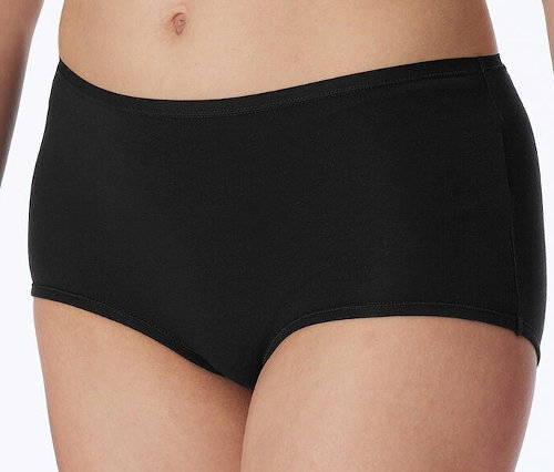 Eine Person trägt schwarze SCHIESSER Shorts.