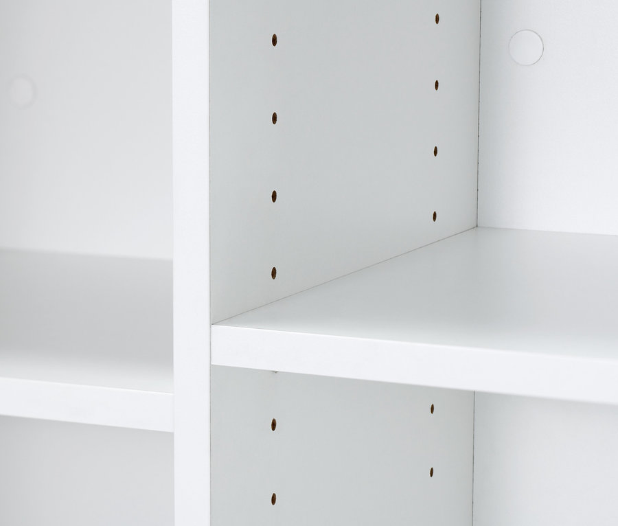 Detailansicht eines weißen Highboards auf Rollen.