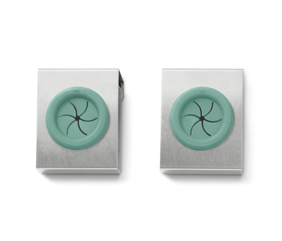 Zwei Geschirrtuchhalter aus Metall mit runden, türkis farbenen Gummiöffnung.