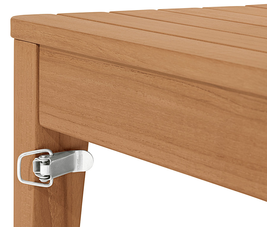Detail einer Teak-Lounge-Ecke.